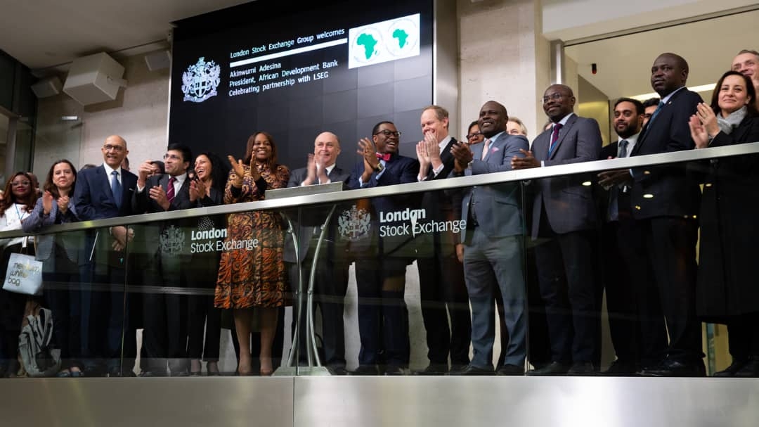 Le président de la Banque africaine de développement, Akinwumi Adesina, ouvre la séance à la Bourse de Londres