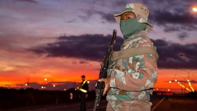 L’Afrique du Sud déploie 70 000 soldats pour faire respecter le confinement