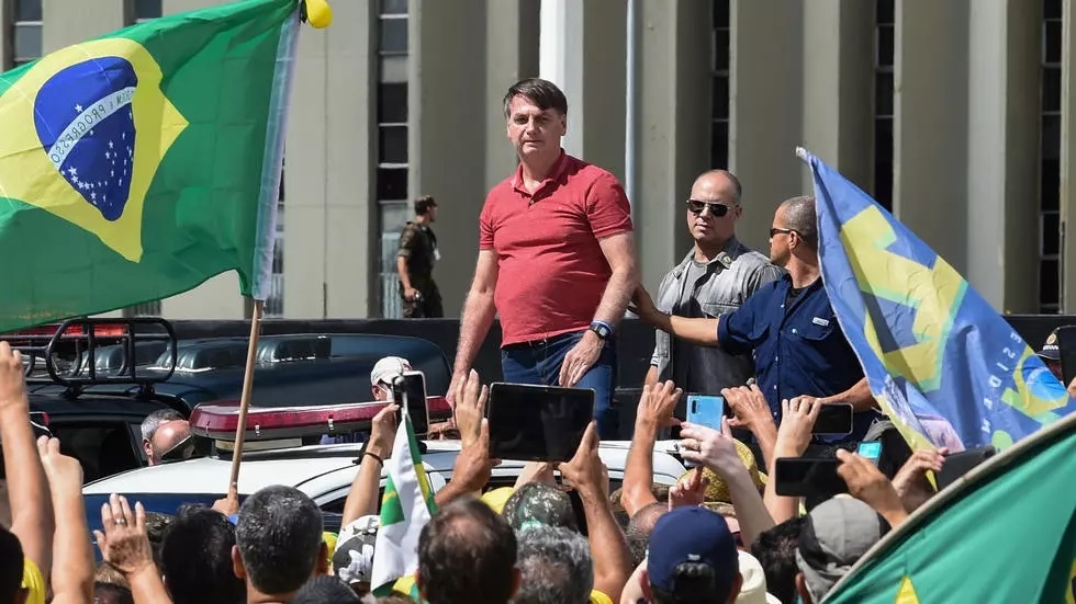 Au milieu de ses partisans, Bolsonaro dénonce une nouvelle fois le confinement au Brésil