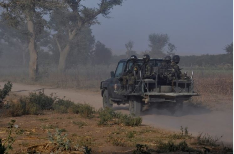 Cameroun – Abus: Selon Human Rights Watch, des militaires du 42ème bataillon ont contraint des civils à assurer des gardes de nuit pour prévenir les attaques de Boko Haram à Mozogo (Extrême-Nord)