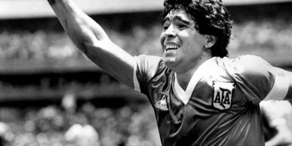 La star argentine Diego Maradona lève le bras en l'air après avoir marqué son but gagnant contre l'Angleterre lors de leur demi-finale de Coupe du monde au Mexique, le 22 juin 1986. REUTERS - POOL New