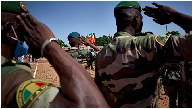 Mali : l’armée accusée de crimes de guerre, des groupes armés de crimes contre l’humanité