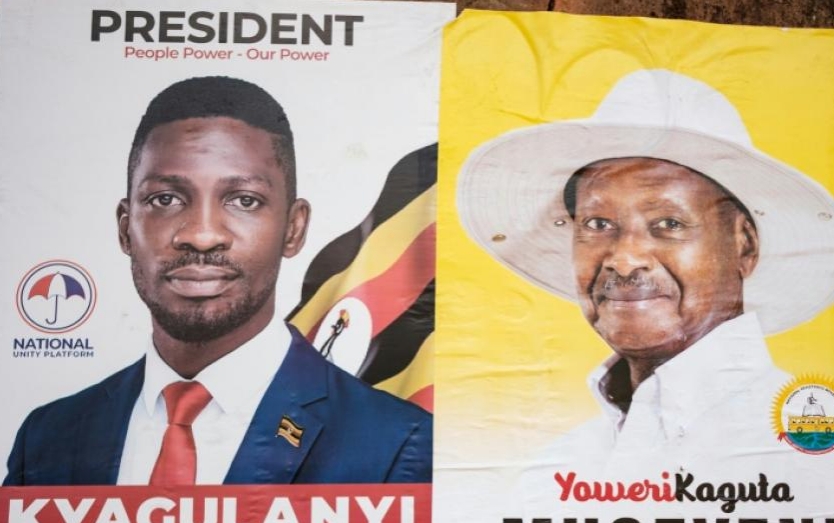 Ouganda: Yoweri Museveni, président depuis 35 ans face à Bobi Wine, l’icône de la jeunesse