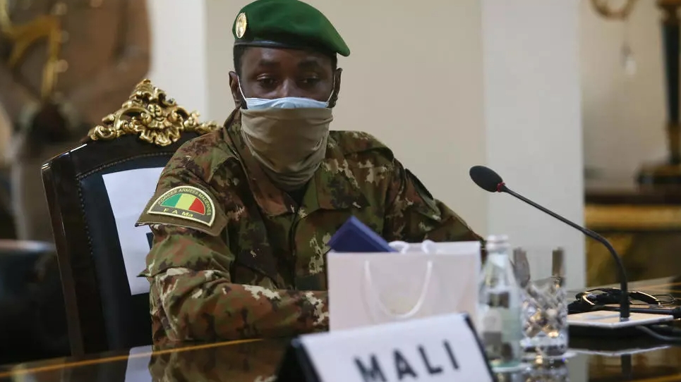 Mali: dissolution du CNSP, le président N’Daw reçu à l’Élysée