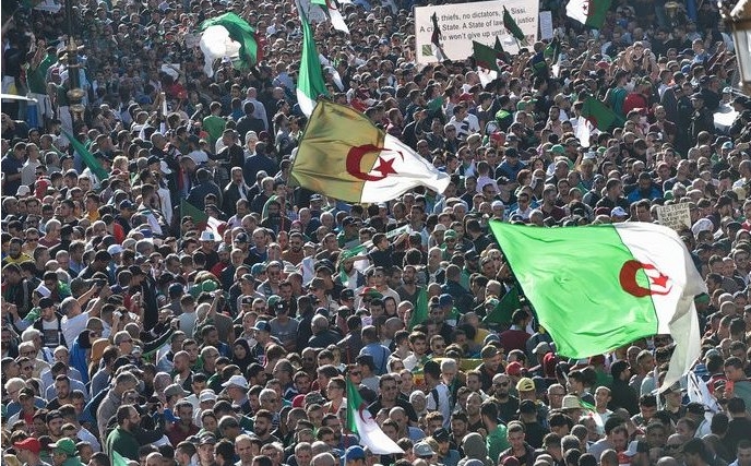 Algérie: après un an d’arrêt, le Hirak renoue en force avec la rue