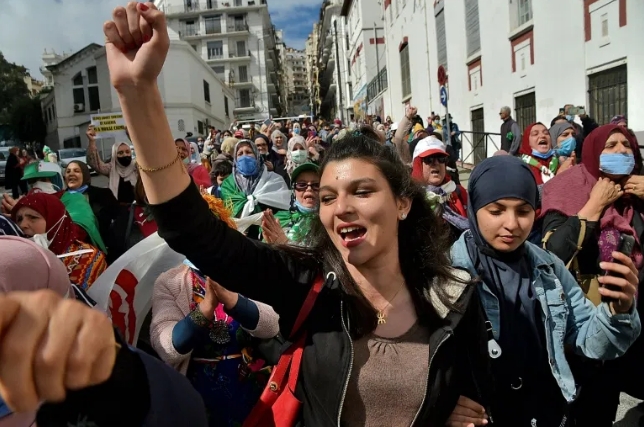 les femmes dans la rue pour leurs droits et contre le pouvoir