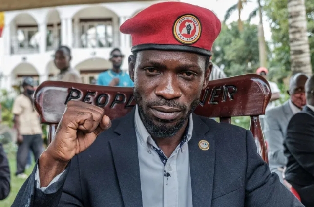 le leader d’opposition Bobi Wine appelle à des manifestations pacifiques