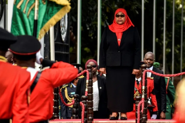Samia Suluhu Hassan succède à Magufuli et devient la première femme à diriger la Tanzanie