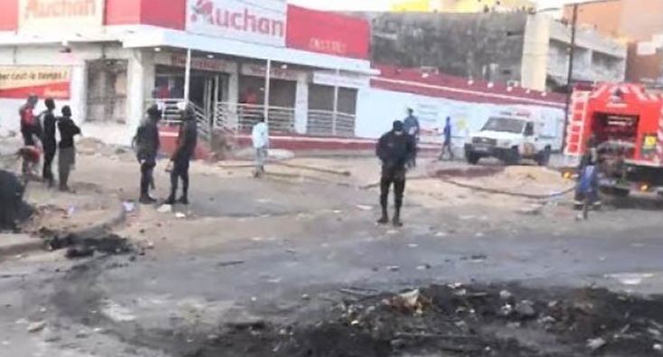 Stations saccagées, Auchans pillés… Dakar sous la furie des manifestants
