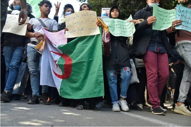 des manifestants du Hirak contre la « feuille de route » du régime