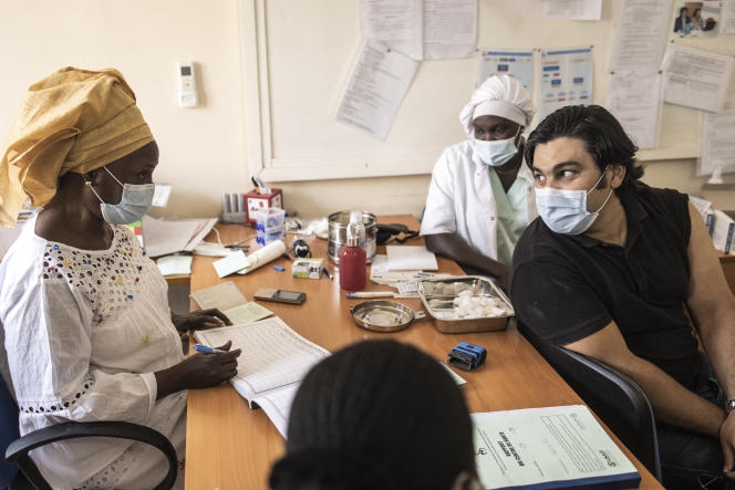 Covid-19 : au Sénégal, les réticences face au vaccin font le bonheur des plus pressés