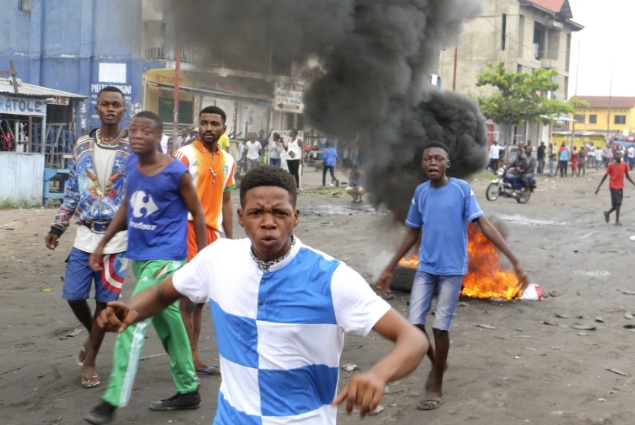 Les manifestations anti-ONU se poursuivent en RDC alors que la police tire à balles réelles