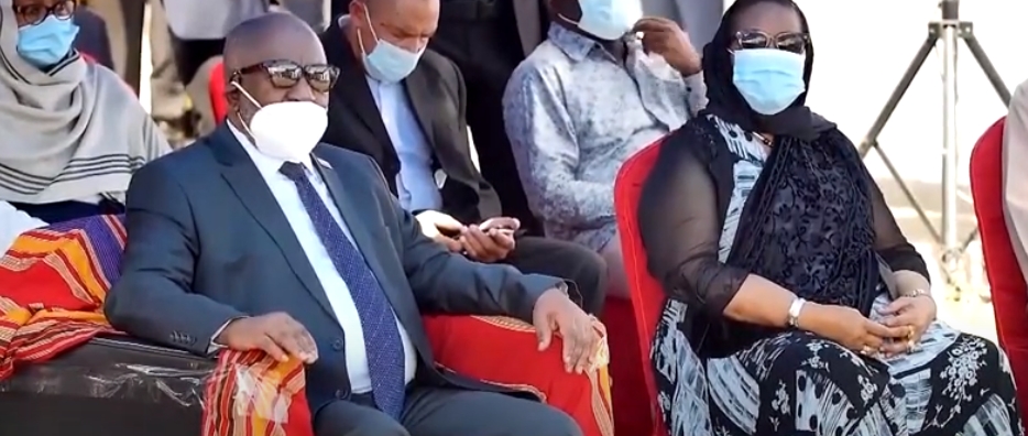 Le président des Comores reçoit une injection de vaccin chinois anti-Covid-19