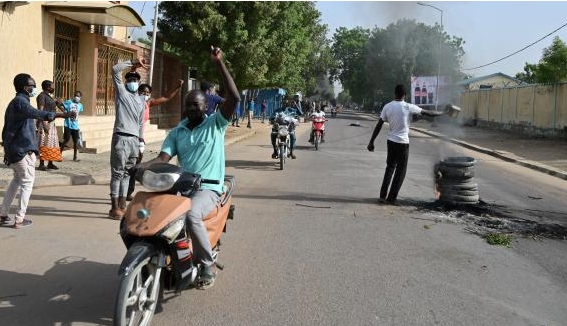Au Tchad, manifestations violentes contre “une nouvelle dictature militaire”