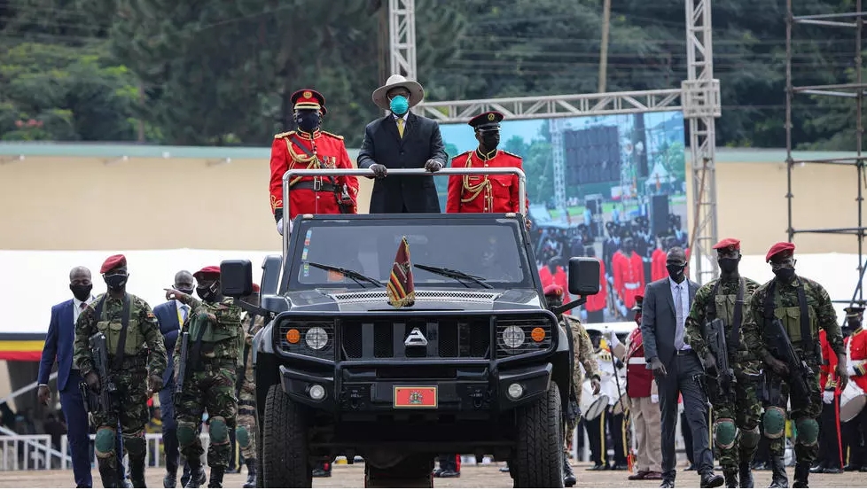 Ouganda: Yoweri Museveni vante son bilan lors de l’investiture pour son 6e mandat