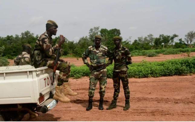 19 civils tués dans une nouvelle attaque près de la frontière malienne