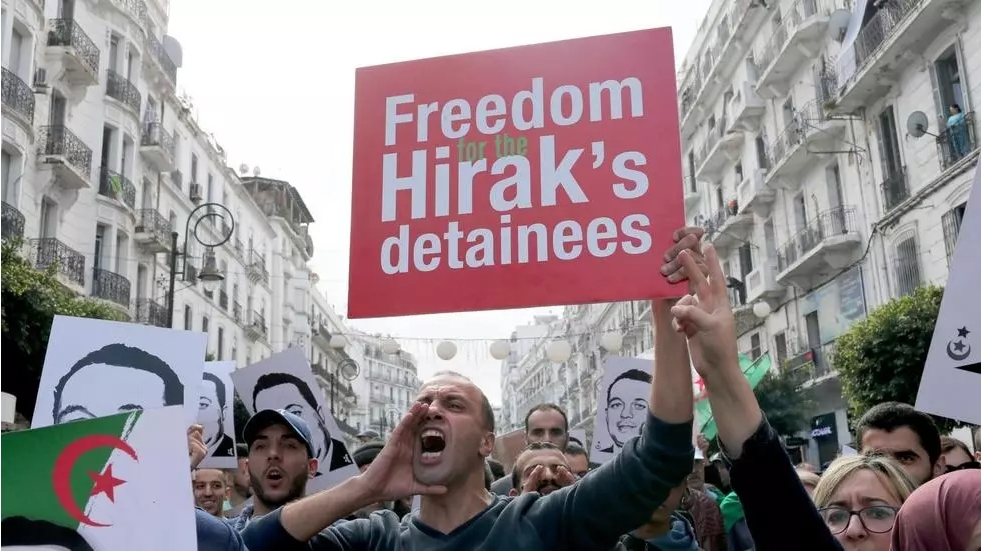 Algérie: grâce présidentielle pour une centaine de prisonniers militants du Hirak