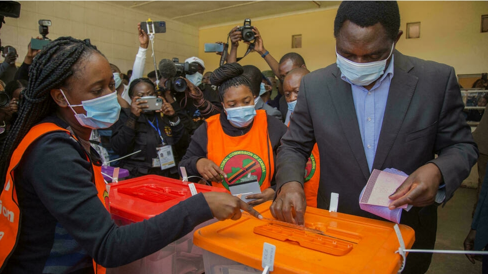 Zambie: l’opposant Hakainde Hichilema remporte largement la présidentielle