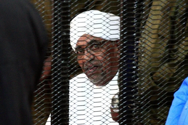 Le Soudan va remettre Omar el-Béchir, recherché pour “génocide” au Darfour, à la CPI