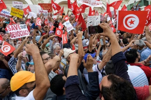 A Tunis, des manifestants craignent « un retour à la dictature Ben Ali »