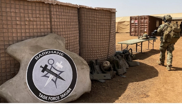 Opération Barkhane: le Premier ministre malien accuse la France d'”abandon en plein vol”