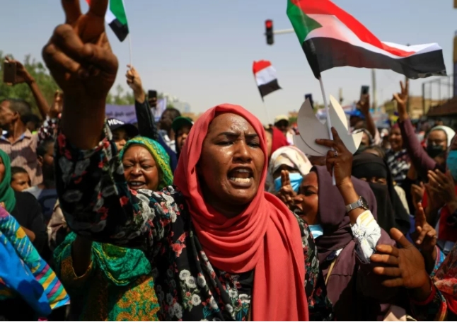 Au Soudan, pro-militaires et pro-civils se disputent la rue