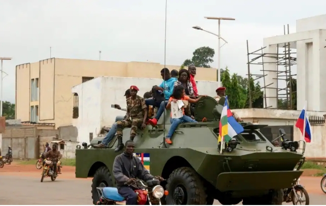 La Centrafrique reconnaît des exactions de rebelles, de militaires et d'”instructeurs russes”