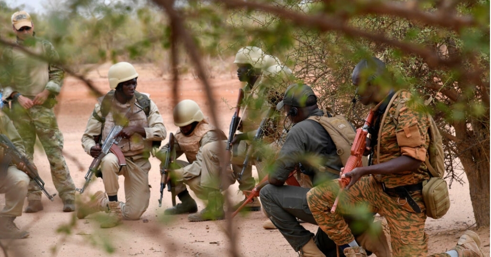Attaques au Burkina Faso: les premières sanctions tombent, le scepticisme demeure