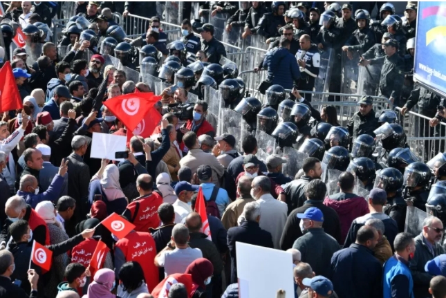 Plus de 3.000 manifestants « contre le coup d’Etat » de Kais Saied