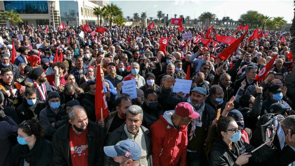 Tunisie : le président étend son pouvoir sur le système judiciaire, manifestation à Tunis