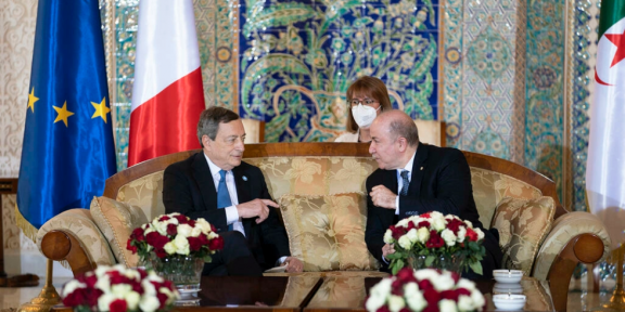 Le président du Conseil italien, Mario Draghi, lors de sa rencontre avec son homologue algérien, Aïmene Benabderrahmane, le 11 avril 2022, à Alger. AFP - FILIPPO ATTILI