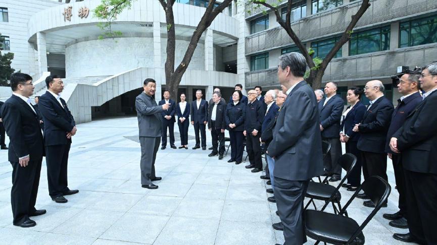 Le président chinois rencontre des enseignants et des étudiants avant la journée de la Jeunesse