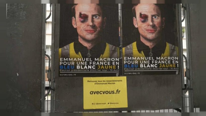 Emmanuel Macron apparait sur cette affiche avec un gilet jaune et un œil au beurre noir, clin d’œil aux violences policières - Copyright © africanews cleared