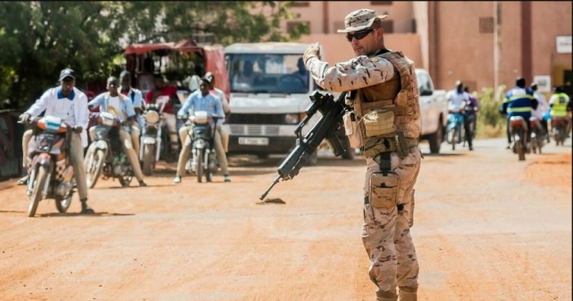 Soldat espagnol montant la garde du camp de la Mission de formation de l'Union européenne, à Koulikoro, au Mali, le 28 novembre 2017. © Geert Vanden Wijngaert, AP
