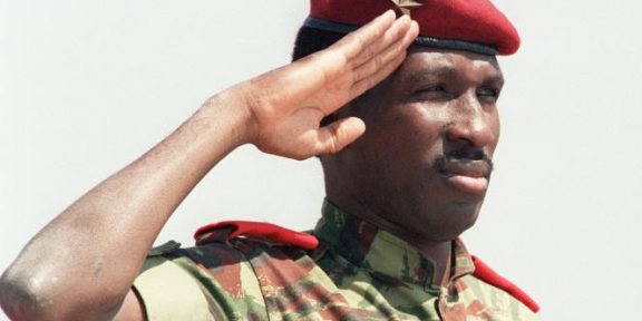 (FILES) This file photo taken on August 31, 1986 shows Captain Thomas Sankara, President of Burkina Faso, saluting upon his arrival in Harare for the 8th Summit of Non-aligned countries. France's President Emmanuel Macron on November 28, 2017 promised to declassified all the French documents on former Burkina Faso's President Thomas Sankara's murder during a visit to Burkina Faso. / AFP / Alexander JOE