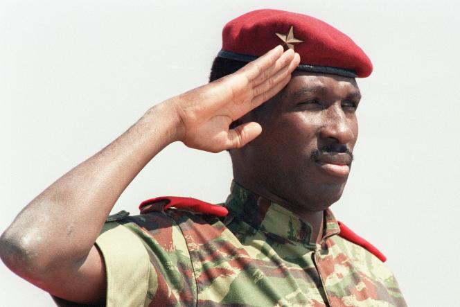 (FILES) This file photo taken on August 31, 1986 shows Captain Thomas Sankara, President of Burkina Faso, saluting upon his arrival in Harare for the 8th Summit of Non-aligned countries. France's President Emmanuel Macron on November 28, 2017 promised to declassified all the French documents on former Burkina Faso's President Thomas Sankara's murder during a visit to Burkina Faso. / AFP / Alexander JOE