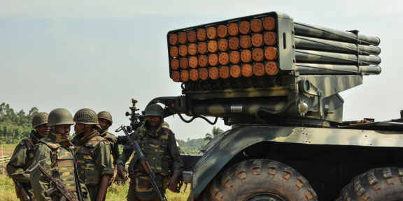Des soldats des Forces armées de la République démocratique du Congo (FARDC) se tiennent près d'un lance-roquettes multiples mobile à Matombo, à 35 km au nord de Beni, au Nord-Kivu, le 13 janvier 2018.