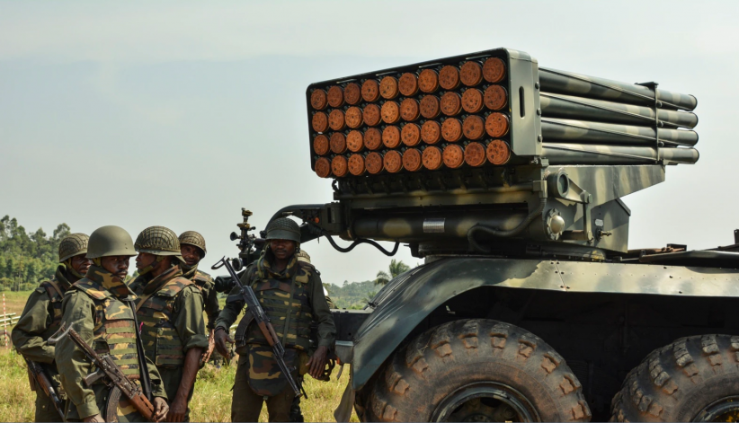 Des soldats des Forces armées de la République démocratique du Congo (FARDC) se tiennent près d'un lance-roquettes multiples mobile à Matombo, à 35 km au nord de Beni, au Nord-Kivu, le 13 janvier 2018.