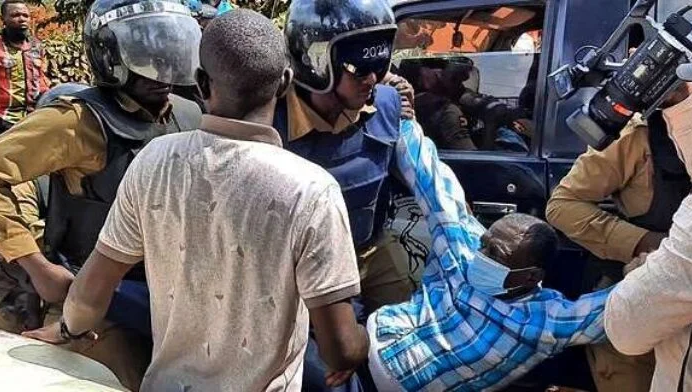 Ouganda : l’opposant Kizza Besigye violemment interpellé pour avoir protesté contre la hausse des prix