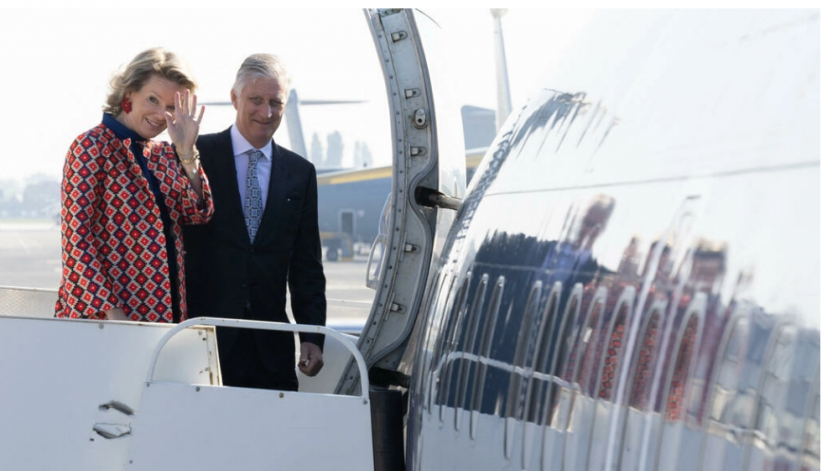 La reine Mathilde de Belgique et le roi Philippe, en partance pour la Grèce, le 2 mai 2022 à Melsbroek, près de Bruxelles. AFP - BENOIT DOPPAGNE