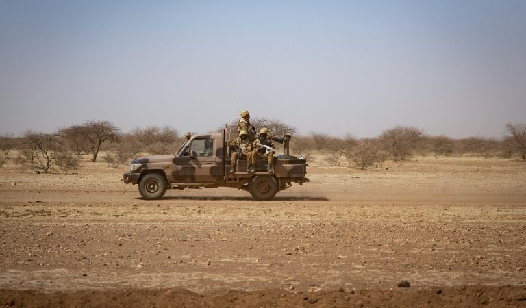 Sécurité au Burkina: création de « zones d’intérêt militaire » où « toute présence humaine est interdite »