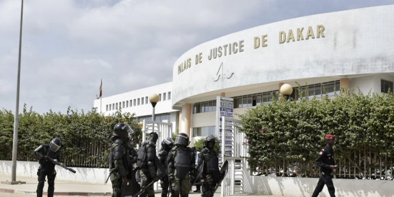 ARCHIVES - Des gendarmes devant le palais de justice de Dakar, le 10 novembre 2021, jour où Bartehelemy Dias, un farouche opposant au gouvernement sénégalais, devait comparaître devant le tribunal, à Dakar au Sénégal.