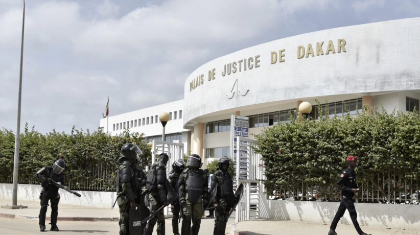 ARCHIVES - Des gendarmes devant le palais de justice de Dakar, le 10 novembre 2021, jour où Bartehelemy Dias, un farouche opposant au gouvernement sénégalais, devait comparaître devant le tribunal, à Dakar au Sénégal.