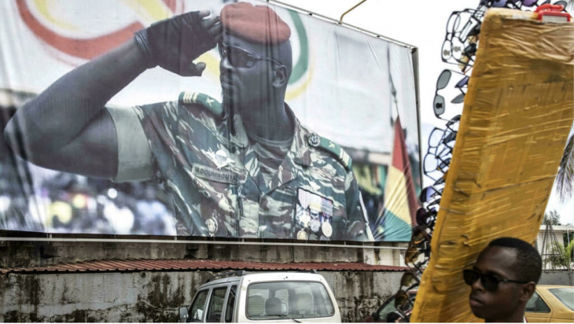 Une affiche du meneur des putschistes et actuel chef de l’État guinée, le lieutenant-colonel Mamady Doumbouya, à Conakry, le 11 septembre 2021. © AFP - JOHN WESSELS