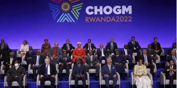 Photo de famille des chefs d'Etat et de gouvernement des pays membres du Commonwealth, Kigali, le 24 juin, Rwanda. (Dan Kitwood, Pool Photo via AP)