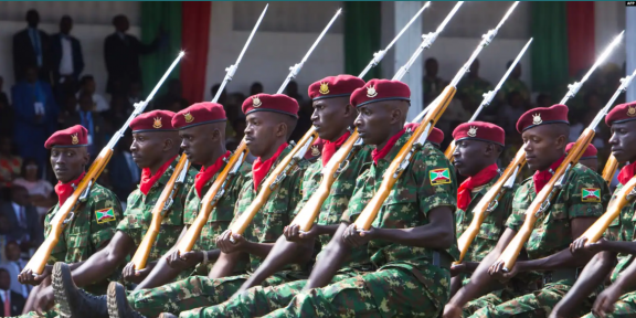 ARCHIVES - Défilé militaire lors de la cérémonie de prestation de serment du président Evariste Ndayishimiye au stade Ingoma à Gitega, au Burundi, le 18 juin 2020.