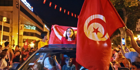 Des centaines de partisans du président ont célébré dqns les rues de Tunis, brandissant le drapeau national.