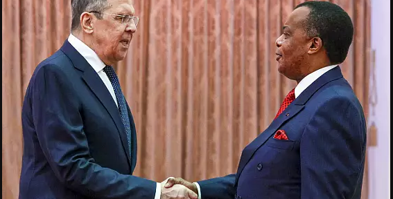 Le ministre russe des Affaires étrangères, Sergei Lavrov, rencontre le président de la République du Congo, Denis Sassou Nguesso, dans la ville d'Oyo, le 25 juillet 2022.
