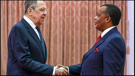 Le ministre russe des Affaires étrangères, Sergei Lavrov, rencontre le président de la République du Congo, Denis Sassou Nguesso, dans la ville d'Oyo, le 25 juillet 2022.