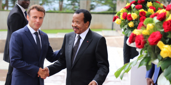 Le président camerounais Paul Biya serre la main de son homologue français Emmanuel Macron au palais présidentiel de Yaoundé, Cameroun, le 26 juillet 2022.